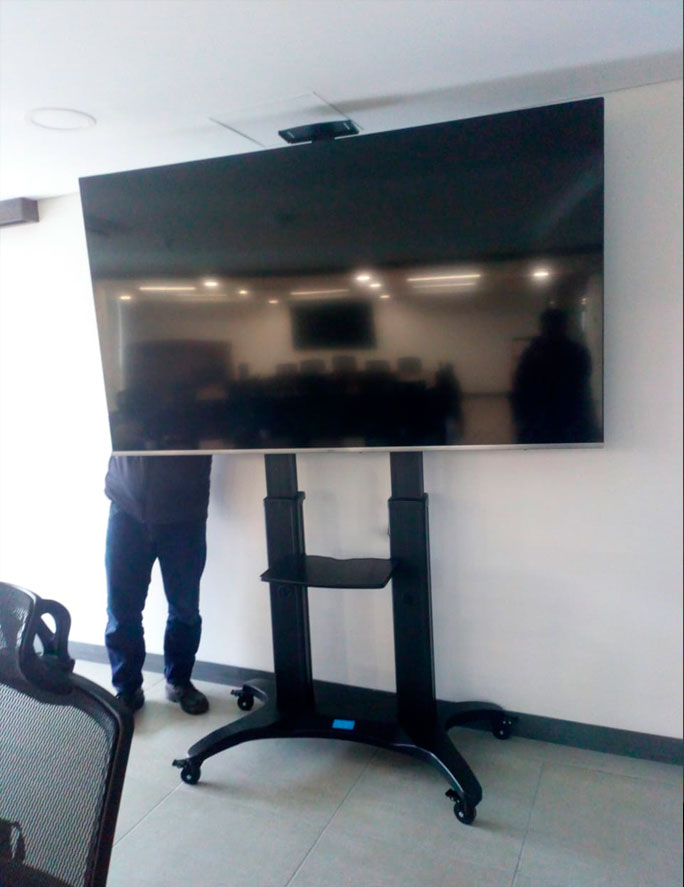 Instalacion de televisor industrial en soporte de piso movil para tv 